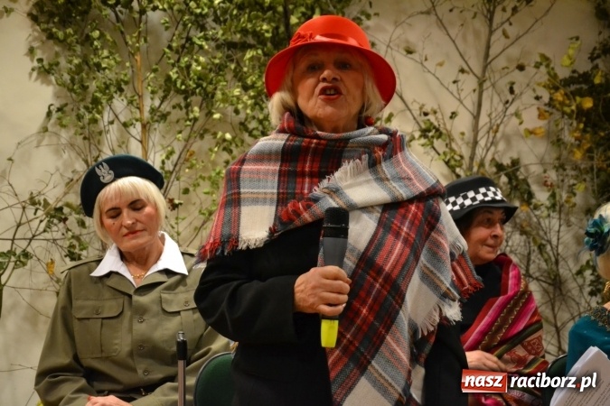 Zdjęcie w galerii na portalu naszraciborz.pl: W pośpiechu na Święta Bożego Narodzenia - widowisko wigilijne na Zamku Piastowskim wiadomości z regionu