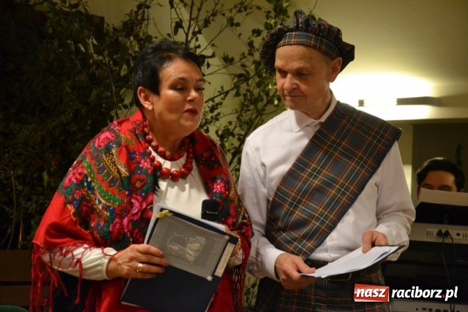 Zdjęcie w galerii na portalu naszraciborz.pl: W pośpiechu na Święta Bożego Narodzenia - widowisko wigilijne na Zamku Piastowskim wiadomości z regionu