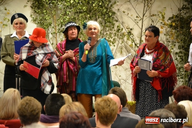 Zdjęcie w galerii na portalu naszraciborz.pl: W pośpiechu na Święta Bożego Narodzenia - widowisko wigilijne na Zamku Piastowskim wiadomości z regionu