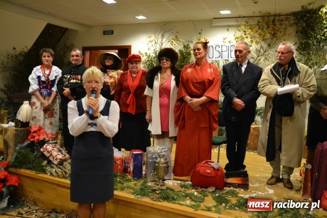 Zdjęcie w galerii na portalu naszraciborz.pl: W pośpiechu na Święta Bożego Narodzenia - widowisko wigilijne na Zamku Piastowskim wiadomości z regionu