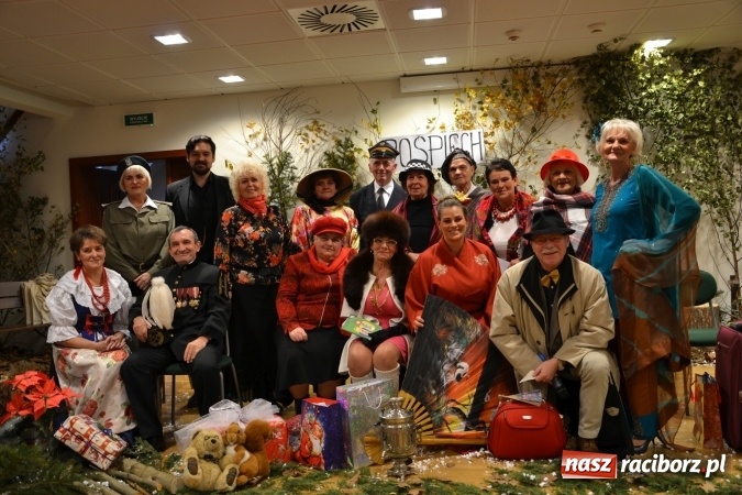 Zdjęcie w galerii na portalu naszraciborz.pl: W pośpiechu na Święta Bożego Narodzenia - widowisko wigilijne na Zamku Piastowskim wiadomości z regionu