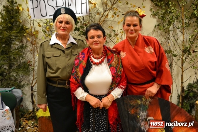 Zdjęcie w galerii na portalu naszraciborz.pl: W pośpiechu na Święta Bożego Narodzenia - widowisko wigilijne na Zamku Piastowskim wiadomości z regionu