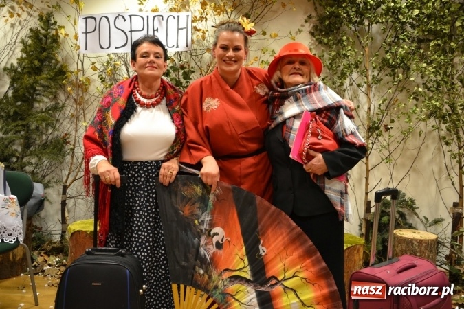 Zdjęcie w galerii na portalu naszraciborz.pl: W pośpiechu na Święta Bożego Narodzenia - widowisko wigilijne na Zamku Piastowskim wiadomości z regionu