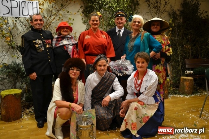 Zdjęcie w galerii na portalu naszraciborz.pl: W pośpiechu na Święta Bożego Narodzenia - widowisko wigilijne na Zamku Piastowskim wiadomości z regionu