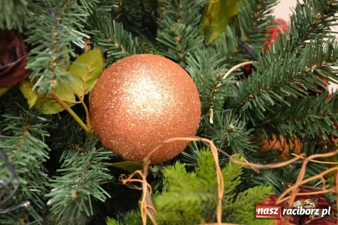 Zdjęcie w galerii na portalu naszraciborz.pl: W pośpiechu na Święta Bożego Narodzenia - widowisko wigilijne na Zamku Piastowskim wiadomości z regionu