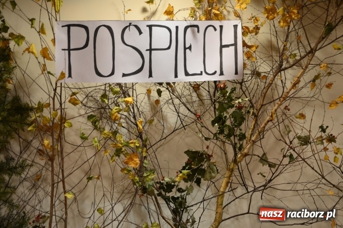 Zdjęcie w galerii na portalu naszraciborz.pl: W pośpiechu na Święta Bożego Narodzenia - widowisko wigilijne na Zamku Piastowskim wiadomości z regionu