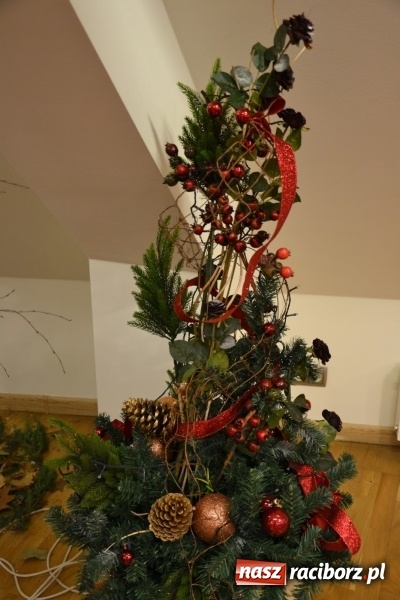 Zdjęcie w galerii na portalu naszraciborz.pl: W pośpiechu na Święta Bożego Narodzenia - widowisko wigilijne na Zamku Piastowskim wiadomości z regionu