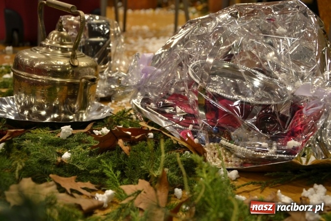 Zdjęcie w galerii na portalu naszraciborz.pl: W pośpiechu na Święta Bożego Narodzenia - widowisko wigilijne na Zamku Piastowskim wiadomości z regionu