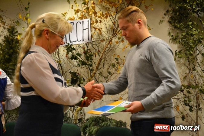 Zdjęcie w galerii na portalu naszraciborz.pl: W pośpiechu na Święta Bożego Narodzenia - widowisko wigilijne na Zamku Piastowskim wiadomości z regionu