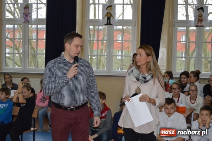 Zdjęcie w galerii na portalu naszraciborz.pl: Uczniowie Szkoły Podstawowej nr 4 śpiewają po chińsku i po czesku  wiadomości z regionu