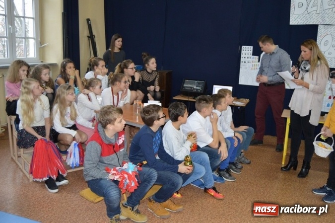 Zdjęcie w galerii na portalu naszraciborz.pl: Uczniowie Szkoły Podstawowej nr 4 śpiewają po chińsku i po czesku  wiadomości z regionu