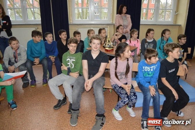 Zdjęcie w galerii na portalu naszraciborz.pl: Uczniowie Szkoły Podstawowej nr 4 śpiewają po chińsku i po czesku  wiadomości z regionu