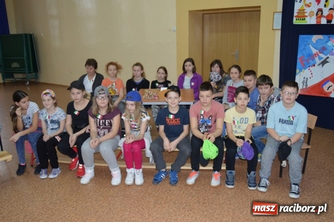 Zdjęcie w galerii na portalu naszraciborz.pl: Uczniowie Szkoły Podstawowej nr 4 śpiewają po chińsku i po czesku  wiadomości z regionu