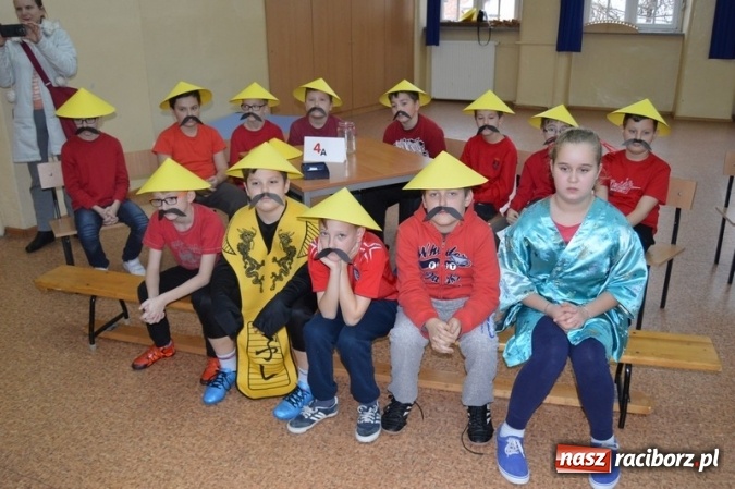 Zdjęcie w galerii na portalu naszraciborz.pl: Uczniowie Szkoły Podstawowej nr 4 śpiewają po chińsku i po czesku  wiadomości z regionu