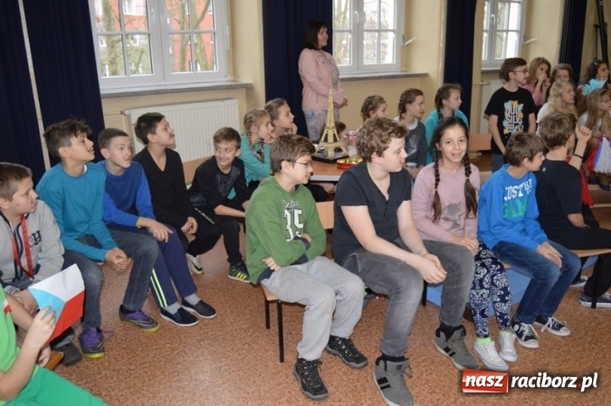 Zdjęcie w galerii na portalu naszraciborz.pl: Uczniowie Szkoły Podstawowej nr 4 śpiewają po chińsku i po czesku  wiadomości z regionu