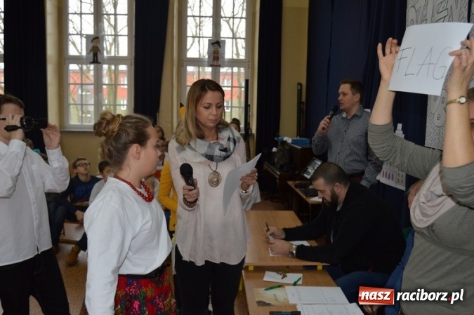 Zdjęcie w galerii na portalu naszraciborz.pl: Uczniowie Szkoły Podstawowej nr 4 śpiewają po chińsku i po czesku  wiadomości z regionu