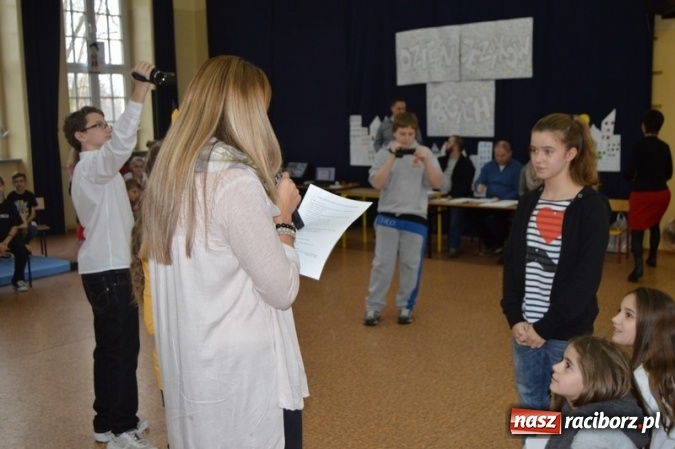 Zdjęcie w galerii na portalu naszraciborz.pl: Uczniowie Szkoły Podstawowej nr 4 śpiewają po chińsku i po czesku  wiadomości z regionu