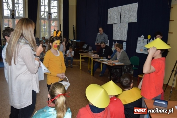 Zdjęcie w galerii na portalu naszraciborz.pl: Uczniowie Szkoły Podstawowej nr 4 śpiewają po chińsku i po czesku  wiadomości z regionu