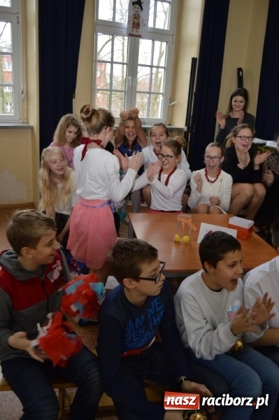 Zdjęcie w galerii na portalu naszraciborz.pl: Uczniowie Szkoły Podstawowej nr 4 śpiewają po chińsku i po czesku  wiadomości z regionu