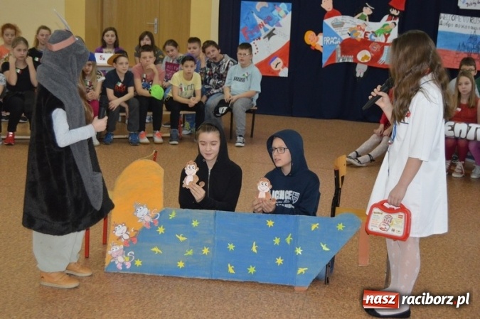 Zdjęcie w galerii na portalu naszraciborz.pl: Uczniowie Szkoły Podstawowej nr 4 śpiewają po chińsku i po czesku  wiadomości z regionu