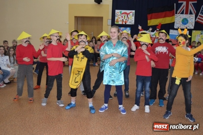 Zdjęcie w galerii na portalu naszraciborz.pl: Uczniowie Szkoły Podstawowej nr 4 śpiewają po chińsku i po czesku  wiadomości z regionu
