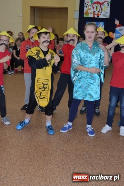 Zdjęcie w galerii na portalu naszraciborz.pl: Uczniowie Szkoły Podstawowej nr 4 śpiewają po chińsku i po czesku  wiadomości z regionu