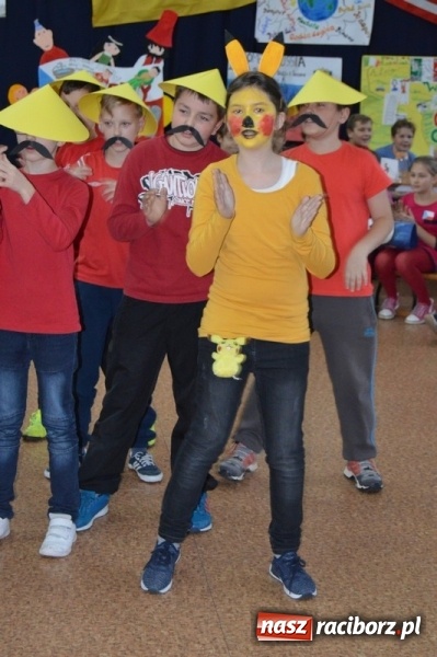 Zdjęcie w galerii na portalu naszraciborz.pl: Uczniowie Szkoły Podstawowej nr 4 śpiewają po chińsku i po czesku  wiadomości z regionu