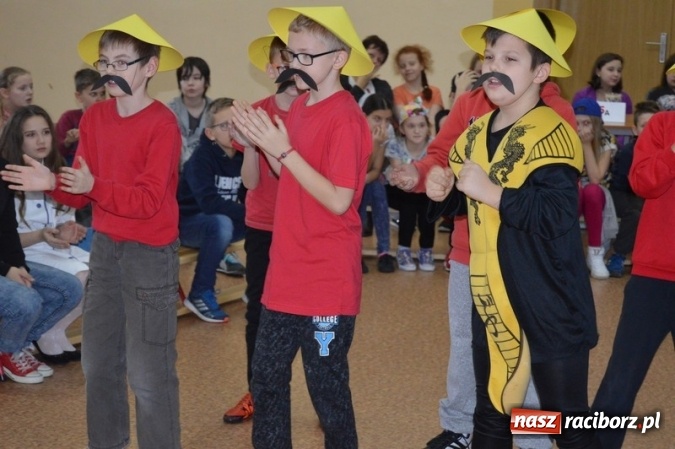 Zdjęcie w galerii na portalu naszraciborz.pl: Uczniowie Szkoły Podstawowej nr 4 śpiewają po chińsku i po czesku  wiadomości z regionu