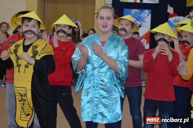 Zdjęcie w galerii na portalu naszraciborz.pl: Uczniowie Szkoły Podstawowej nr 4 śpiewają po chińsku i po czesku  wiadomości z regionu