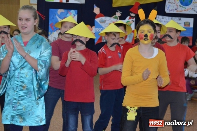 Zdjęcie w galerii na portalu naszraciborz.pl: Uczniowie Szkoły Podstawowej nr 4 śpiewają po chińsku i po czesku  wiadomości z regionu