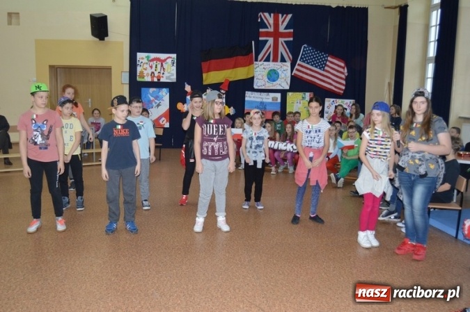 Zdjęcie w galerii na portalu naszraciborz.pl: Uczniowie Szkoły Podstawowej nr 4 śpiewają po chińsku i po czesku  wiadomości z regionu