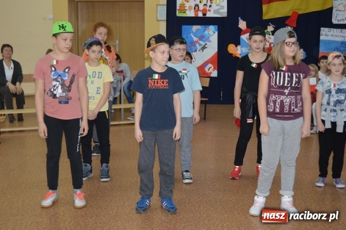 Zdjęcie w galerii na portalu naszraciborz.pl: Uczniowie Szkoły Podstawowej nr 4 śpiewają po chińsku i po czesku  wiadomości z regionu