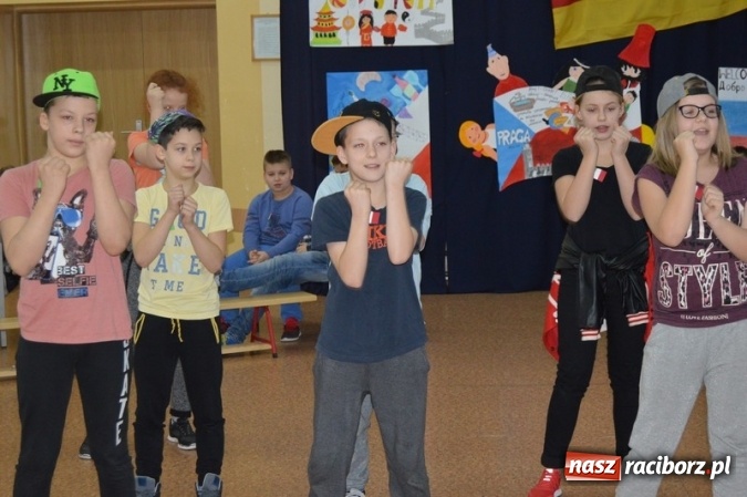 Zdjęcie w galerii na portalu naszraciborz.pl: Uczniowie Szkoły Podstawowej nr 4 śpiewają po chińsku i po czesku  wiadomości z regionu