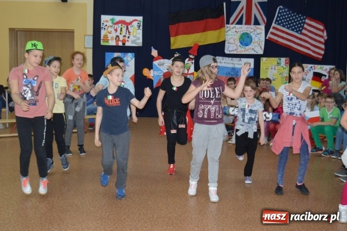 Zdjęcie w galerii na portalu naszraciborz.pl: Uczniowie Szkoły Podstawowej nr 4 śpiewają po chińsku i po czesku  wiadomości z regionu