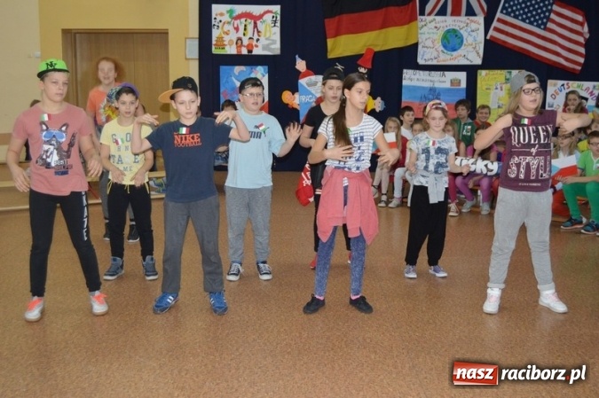 Zdjęcie w galerii na portalu naszraciborz.pl: Uczniowie Szkoły Podstawowej nr 4 śpiewają po chińsku i po czesku  wiadomości z regionu