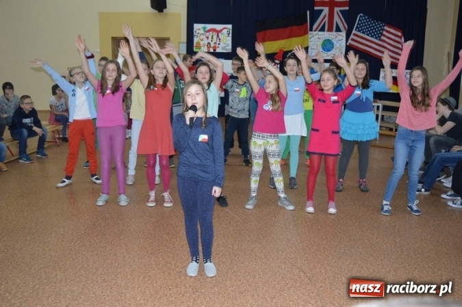 Zdjęcie w galerii na portalu naszraciborz.pl: Uczniowie Szkoły Podstawowej nr 4 śpiewają po chińsku i po czesku  wiadomości z regionu