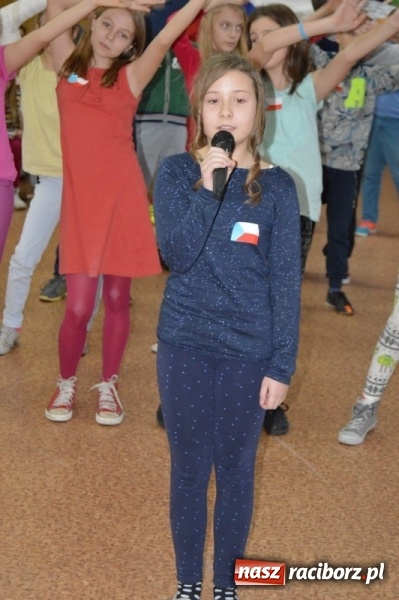 Zdjęcie w galerii na portalu naszraciborz.pl: Uczniowie Szkoły Podstawowej nr 4 śpiewają po chińsku i po czesku  wiadomości z regionu