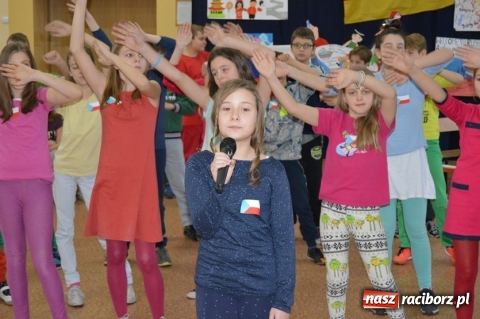 Zdjęcie w galerii na portalu naszraciborz.pl: Uczniowie Szkoły Podstawowej nr 4 śpiewają po chińsku i po czesku  wiadomości z regionu