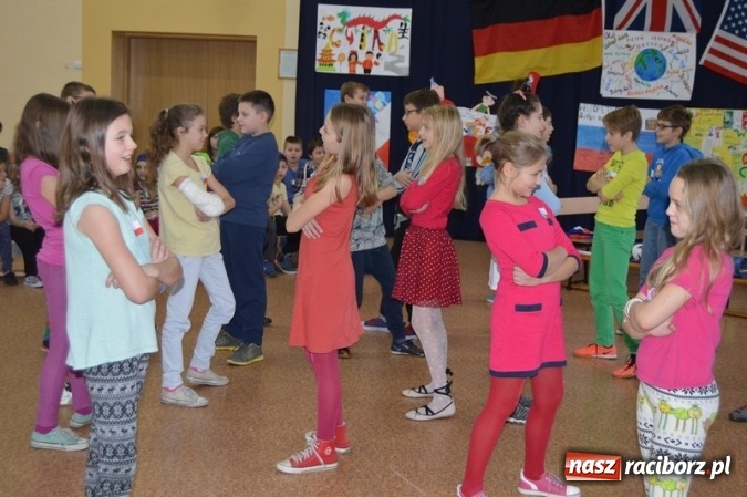 Zdjęcie w galerii na portalu naszraciborz.pl: Uczniowie Szkoły Podstawowej nr 4 śpiewają po chińsku i po czesku  wiadomości z regionu
