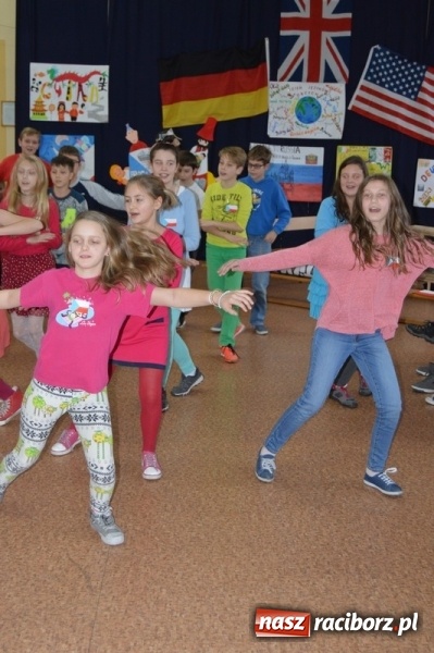 Zdjęcie w galerii na portalu naszraciborz.pl: Uczniowie Szkoły Podstawowej nr 4 śpiewają po chińsku i po czesku  wiadomości z regionu