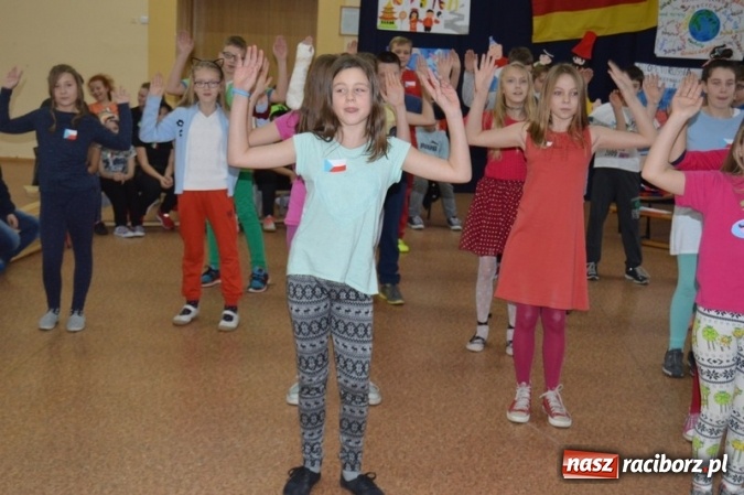 Zdjęcie w galerii na portalu naszraciborz.pl: Uczniowie Szkoły Podstawowej nr 4 śpiewają po chińsku i po czesku  wiadomości z regionu