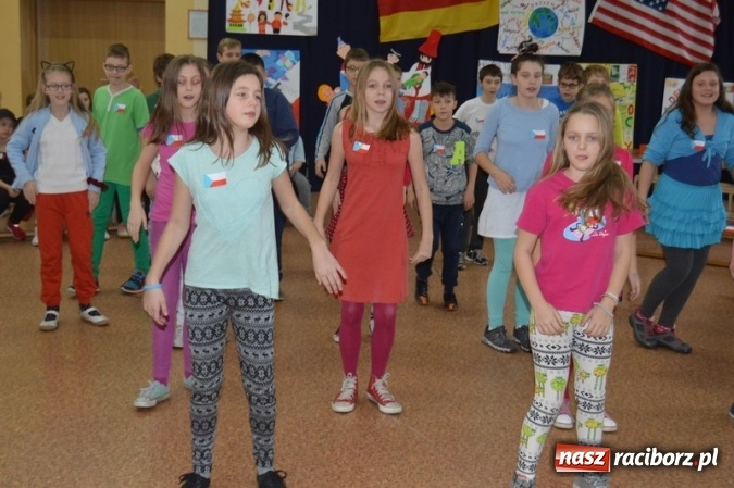 Zdjęcie w galerii na portalu naszraciborz.pl: Uczniowie Szkoły Podstawowej nr 4 śpiewają po chińsku i po czesku  wiadomości z regionu