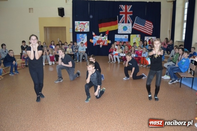 Zdjęcie w galerii na portalu naszraciborz.pl: Uczniowie Szkoły Podstawowej nr 4 śpiewają po chińsku i po czesku  wiadomości z regionu