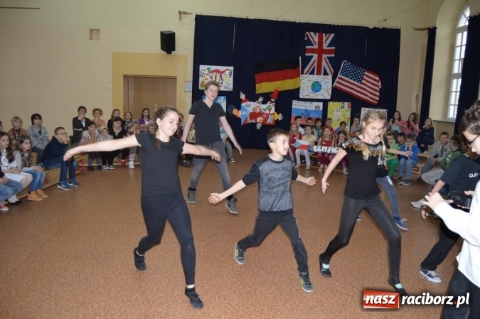 Zdjęcie w galerii na portalu naszraciborz.pl: Uczniowie Szkoły Podstawowej nr 4 śpiewają po chińsku i po czesku  wiadomości z regionu