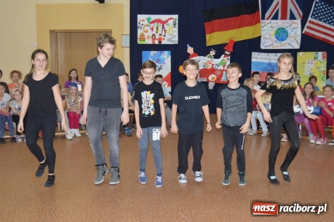 Zdjęcie w galerii na portalu naszraciborz.pl: Uczniowie Szkoły Podstawowej nr 4 śpiewają po chińsku i po czesku  wiadomości z regionu