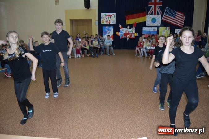 Zdjęcie w galerii na portalu naszraciborz.pl: Uczniowie Szkoły Podstawowej nr 4 śpiewają po chińsku i po czesku  wiadomości z regionu