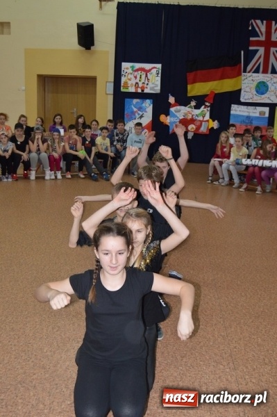 Zdjęcie w galerii na portalu naszraciborz.pl: Uczniowie Szkoły Podstawowej nr 4 śpiewają po chińsku i po czesku  wiadomości z regionu