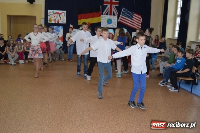 Zdjęcie w galerii na portalu naszraciborz.pl: Uczniowie Szkoły Podstawowej nr 4 śpiewają po chińsku i po czesku  wiadomości z regionu