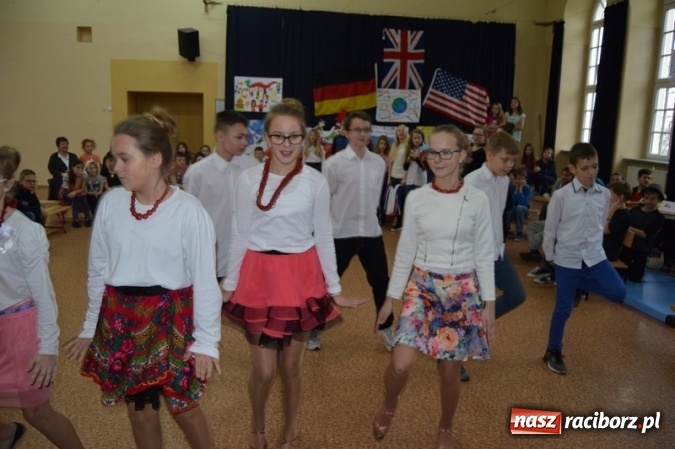 Zdjęcie w galerii na portalu naszraciborz.pl: Uczniowie Szkoły Podstawowej nr 4 śpiewają po chińsku i po czesku  wiadomości z regionu