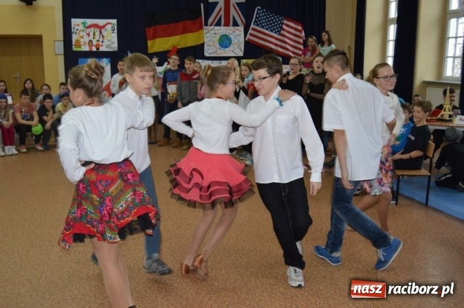 Zdjęcie w galerii na portalu naszraciborz.pl: Uczniowie Szkoły Podstawowej nr 4 śpiewają po chińsku i po czesku  wiadomości z regionu